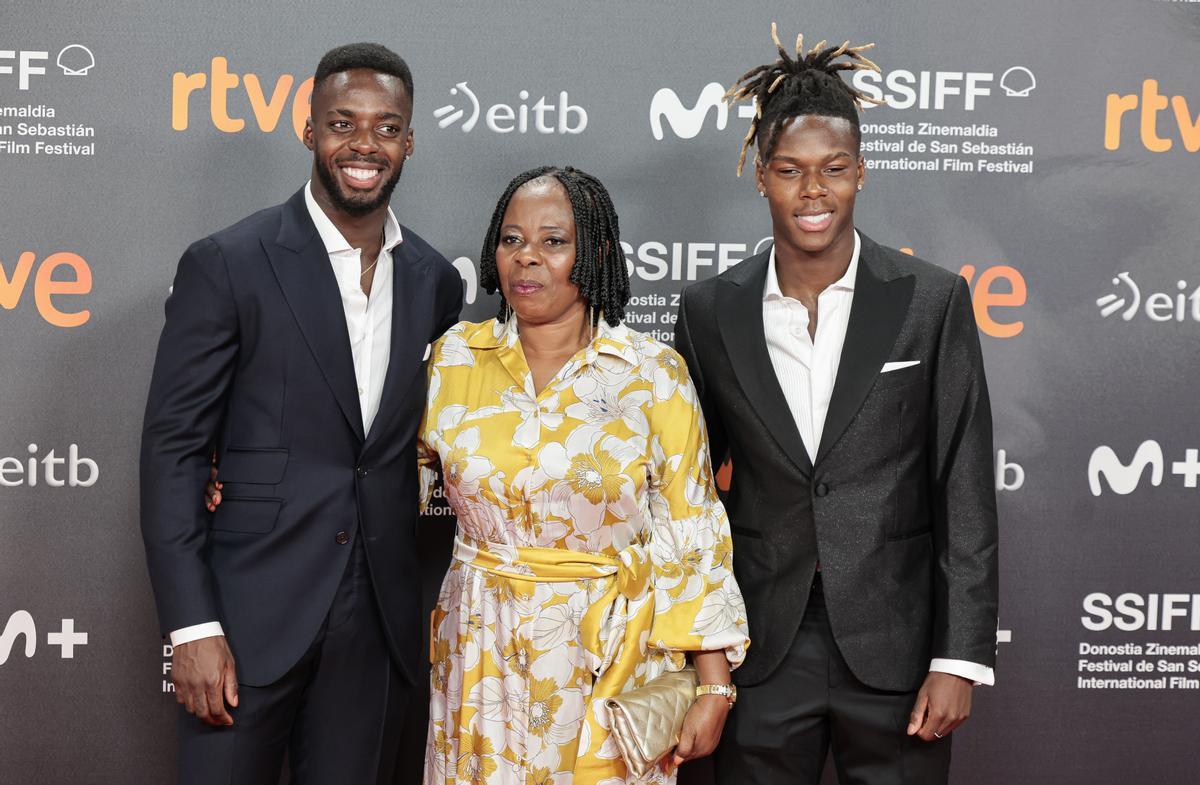 Nico Williams, Iñaki Williams y su madre Maria Arthuer