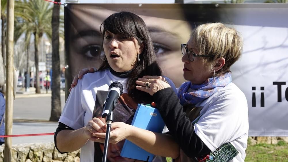 Unas 200 personas se han concentrado en la Pinada de Santa Ponça para recordar a la joven desaparecida en Mallorca hace más de cinco años