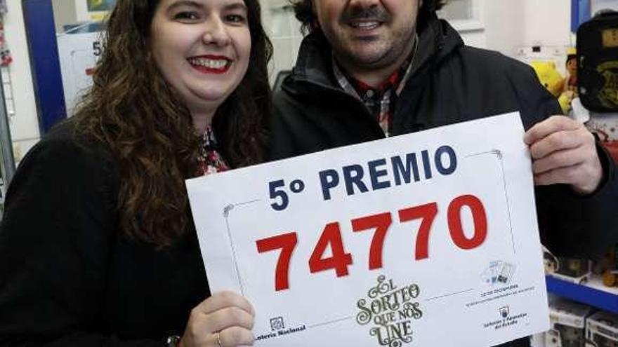 Ramón Vega con su esposa, Silvia Nicolás, en la administración de Luanco que vendió un décimo de un quinto.