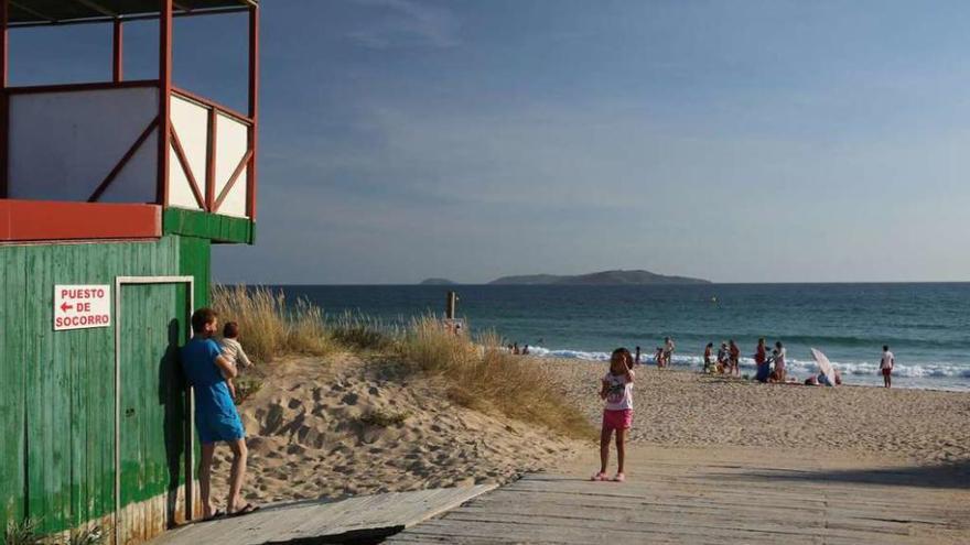 Una de las casetas del puesto de socorro de la playa de A Lanzada el pasado verano. // Muñiz