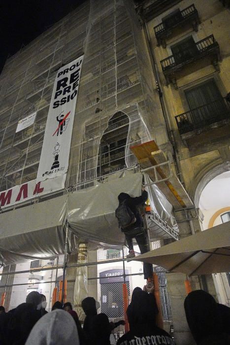 Unes 150 persones es manifesten a Girona sota el lema «Prou repressió, antiavalots dissolució»