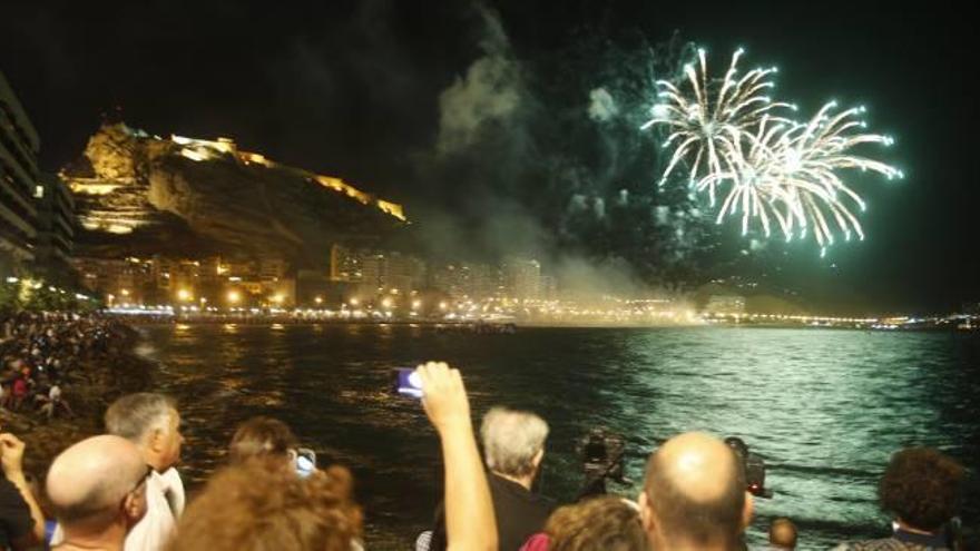 El Concurso de Fuegos Artificiales ilumina la playa del Cocó