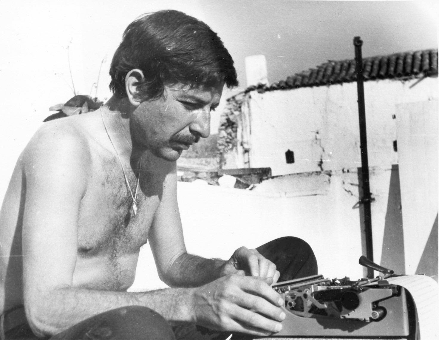 Leonard Cohen, a principios de los 60 en Hydra, Grecia