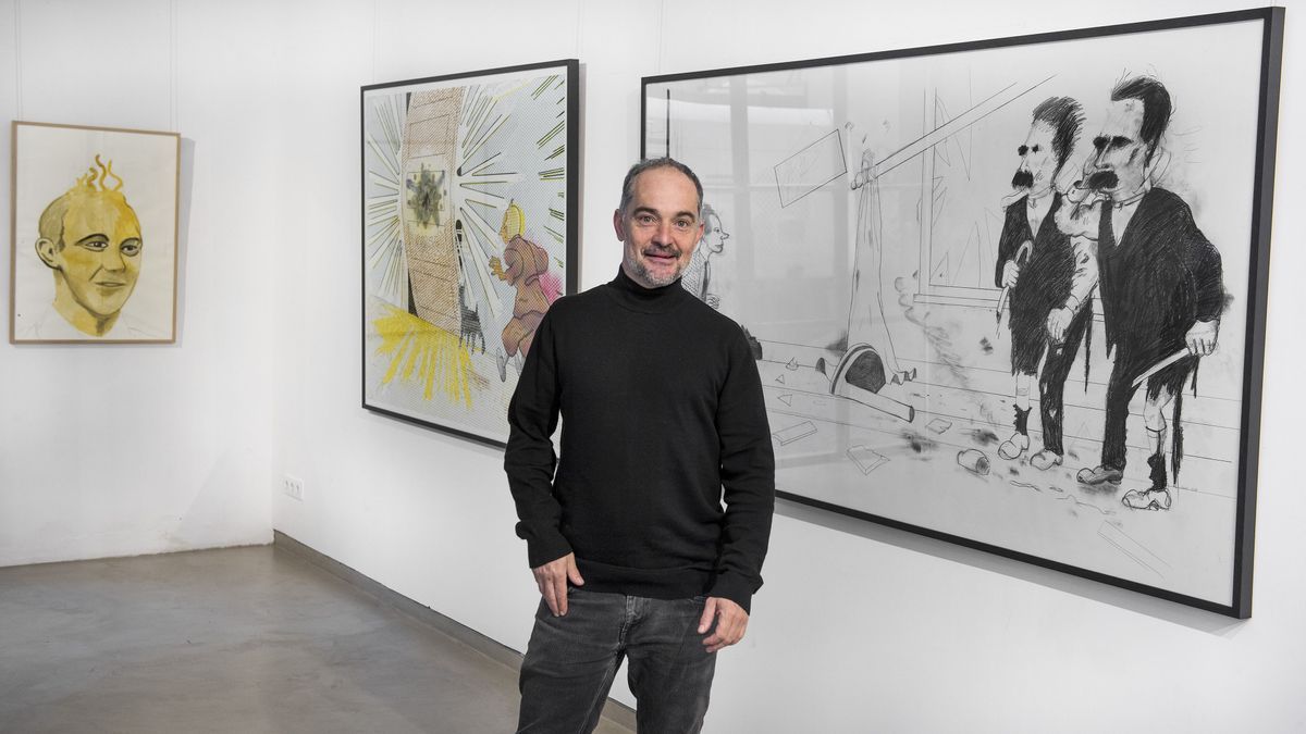 El artista Nacho Simal en la galeria Cromo, ante algunas de sus obras de Simalia, días antes de cerrar la exposición.