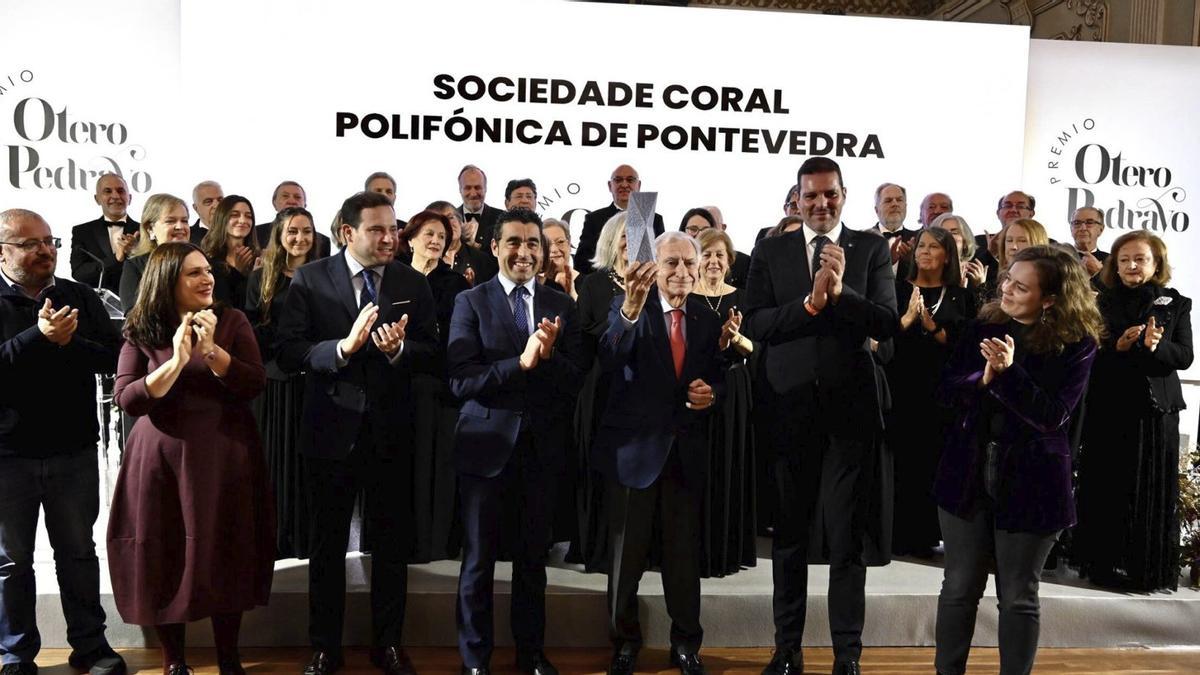 El presidente de la entidad centenaria, Carlos Valle, recibió el galardón de parte de Luis López.