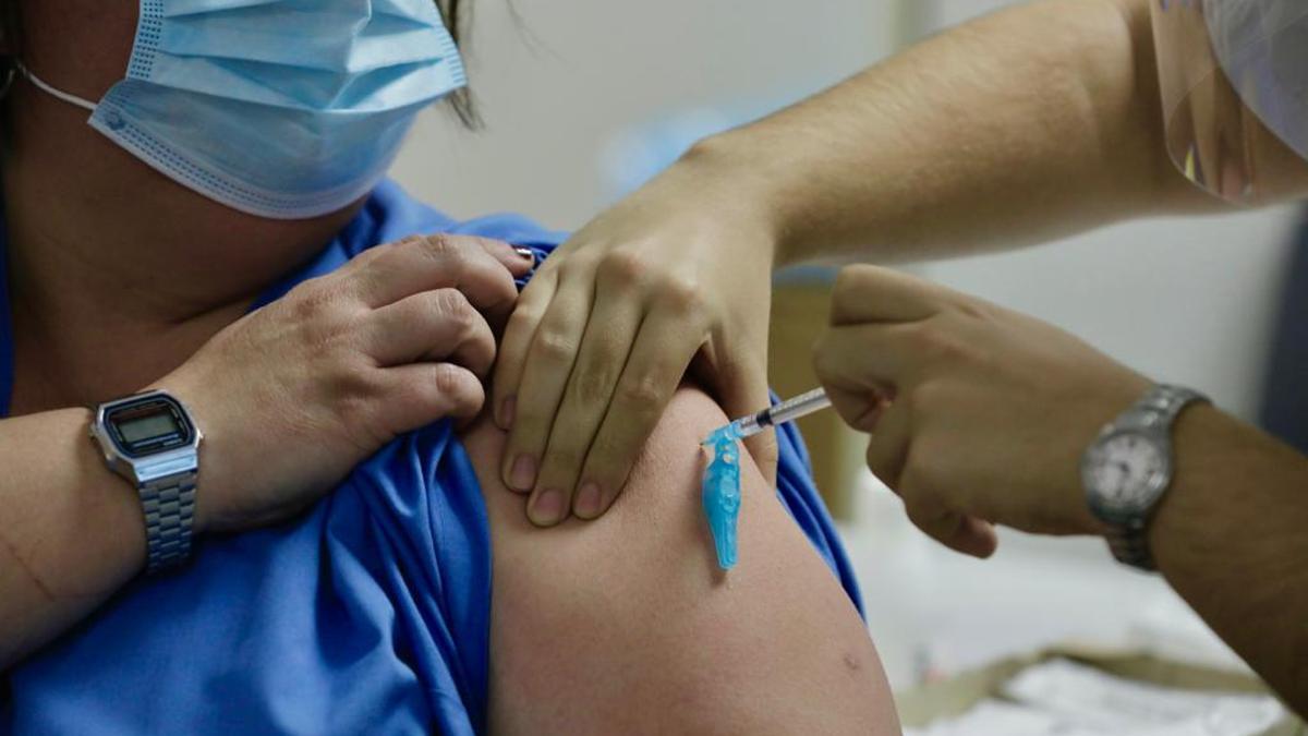 Así arranca la vacunación de sanitarios que trabajan en 'primera línea covid'