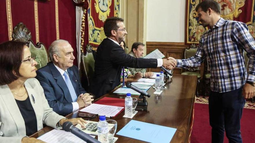 Genaro Alonso entrega el diploma a uno de los estudiantes. A la izquierda, Ana Cano y Vicente Gotor.