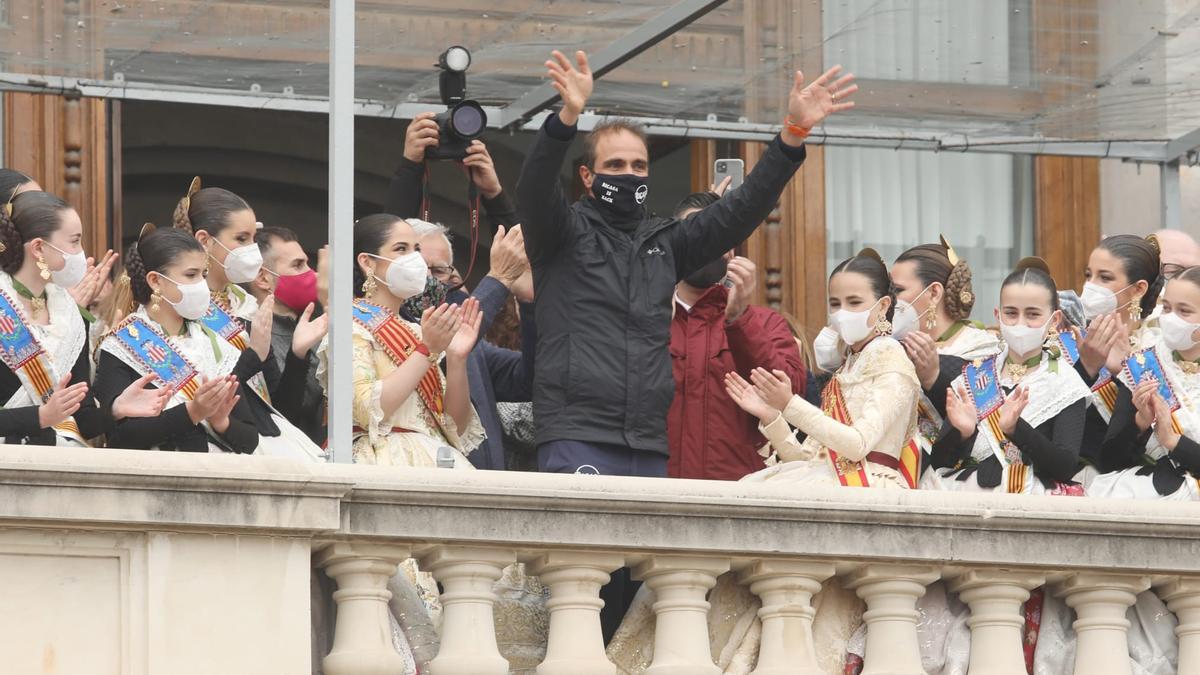 Caballer greets from the balcony after the mascletà from today. Caballer greets from the balcony after the mascletà from today.