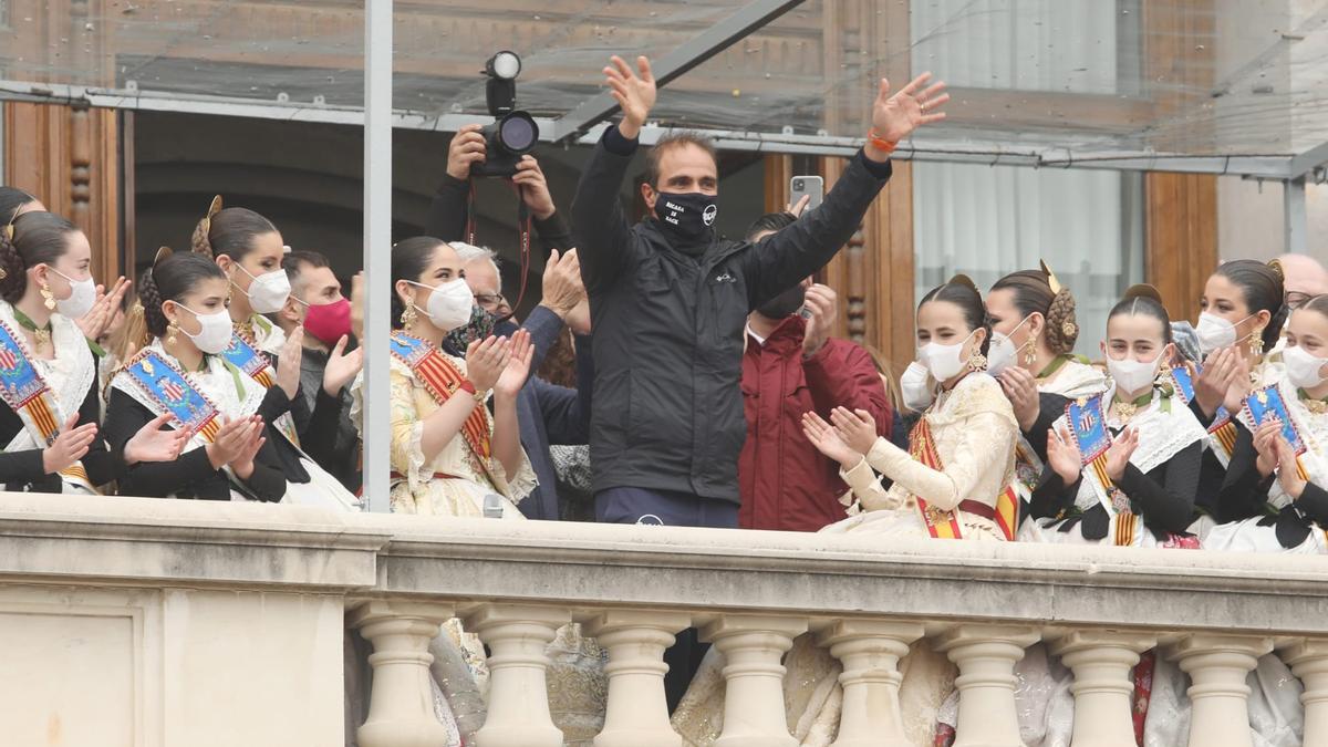 Caballer greets from the balcony after the mascletà  from today.