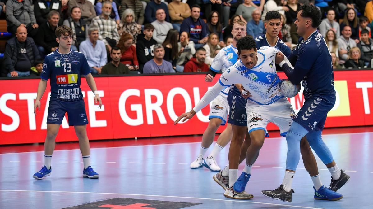 Rafel Andrade en una acción del partido ante el Benidorm.