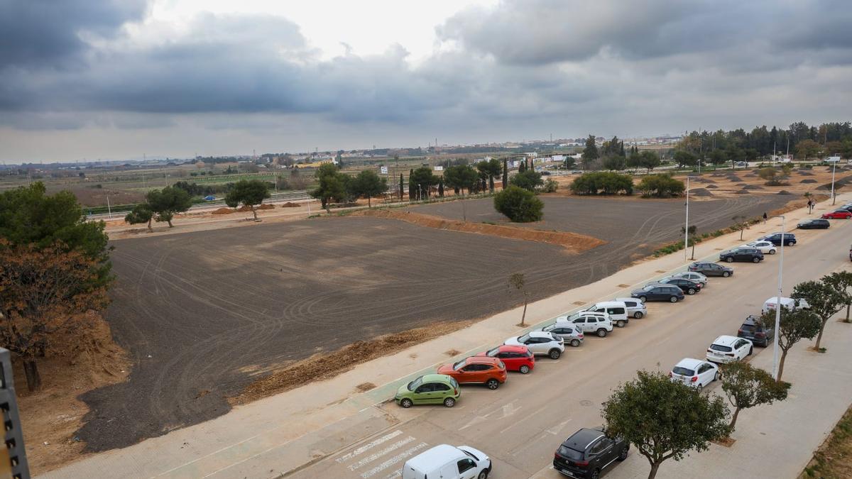 La campa de Catarroja, ya sin coches, ayer.
