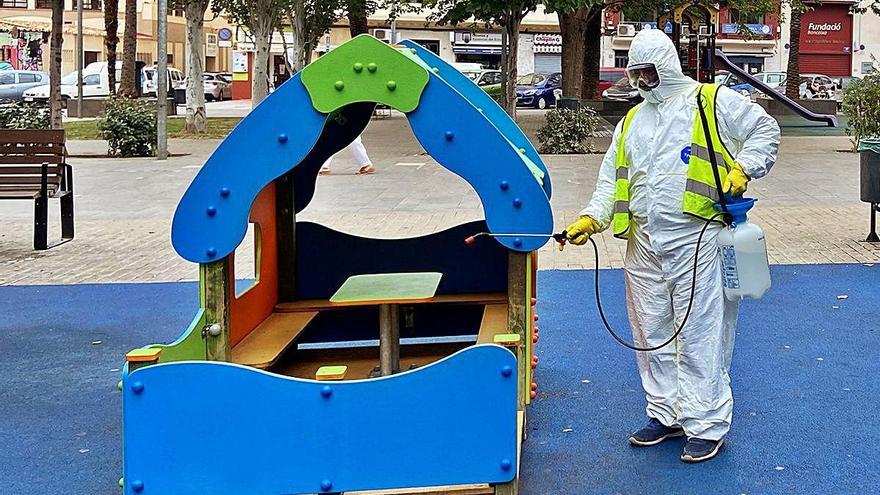 Un operario desinfecta un parque infantil.