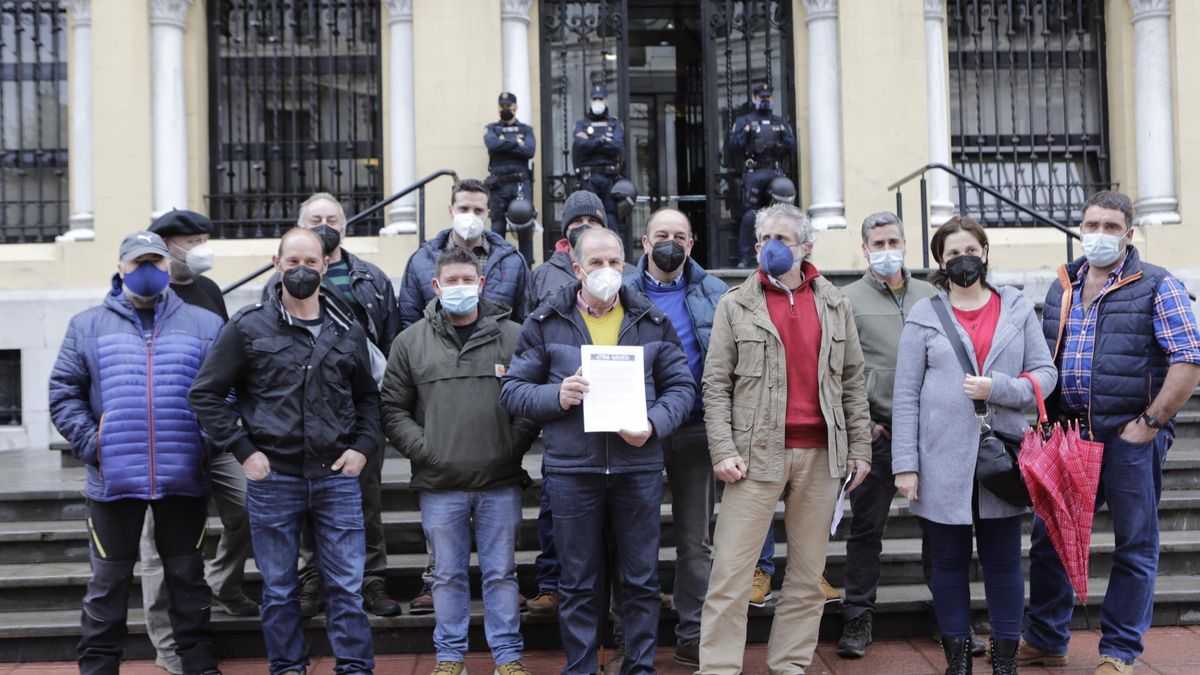 Miembros de Asturias Ganadera ante la sede de Presidencia.