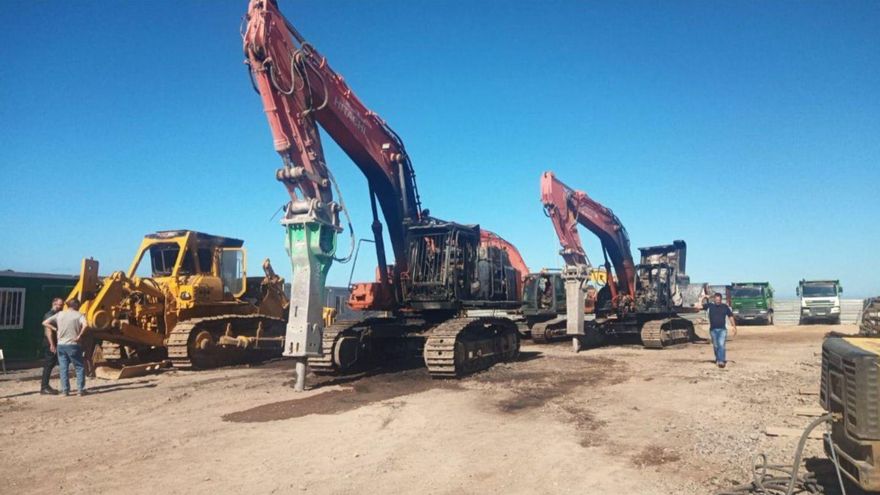 Las cuatro palas y excavadoras afectadas por el acto vandálico.