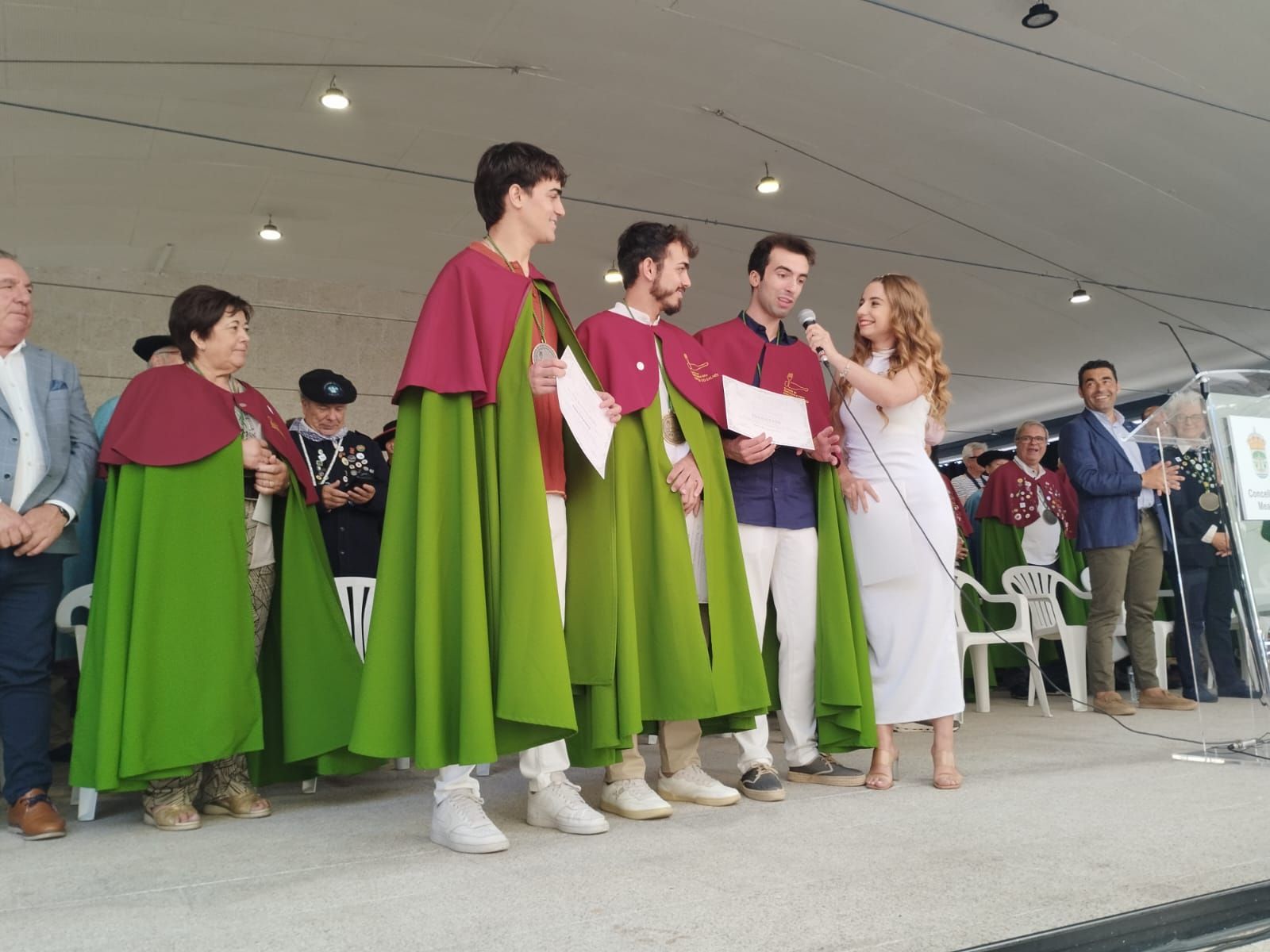 Asistentes a los actos de la Festa do Viño de Meaño.