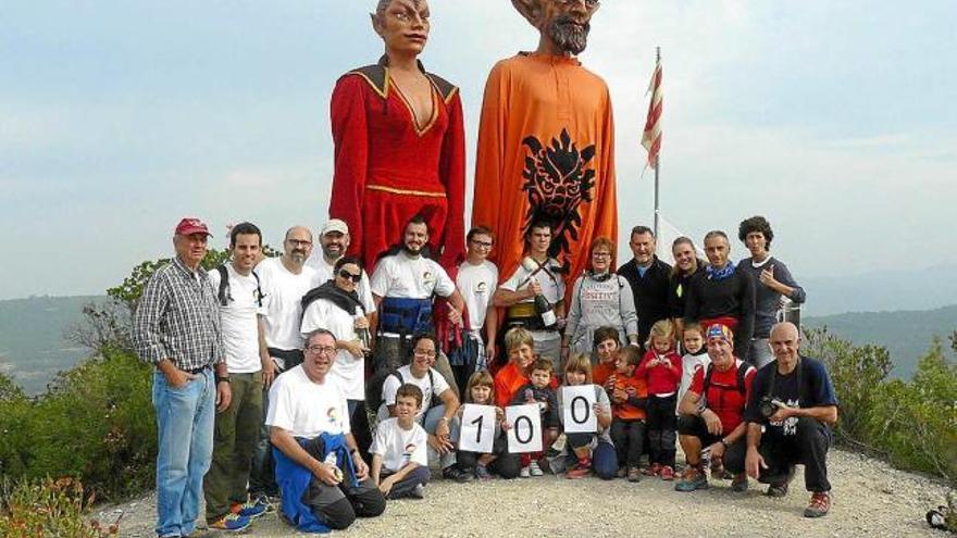 Gegants, portadors i acompanyants un cop arribats dalt del cim del Puigsoler