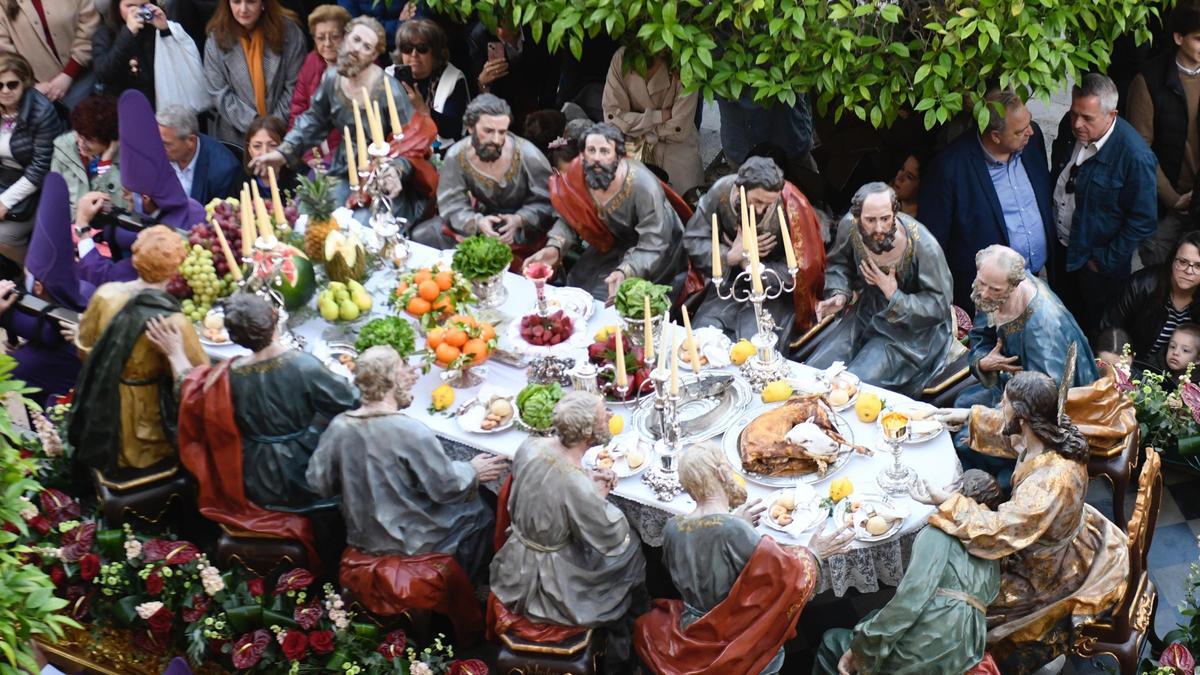 La Cena, de Salzillo, a su paso por la calle del Pilar, en la procesión de Viernes Santo por la mañana en Murcia