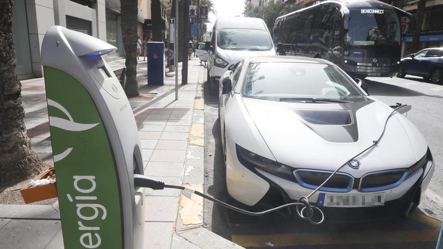 El coche eléctrico no arranca: solo el 0,56 % del parque móvil alicantino pertenece a este segmento