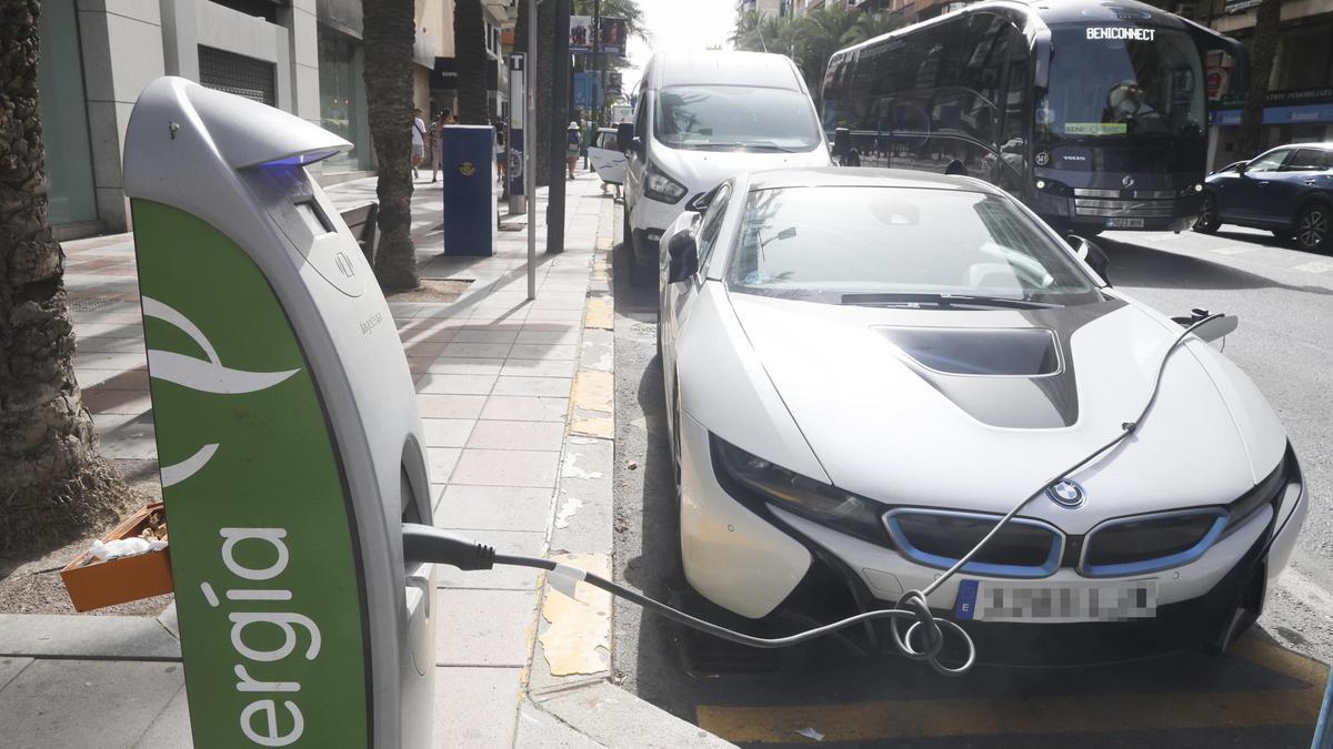 Un vehículo elécrico cargando las baterías en una calle de Alicante.