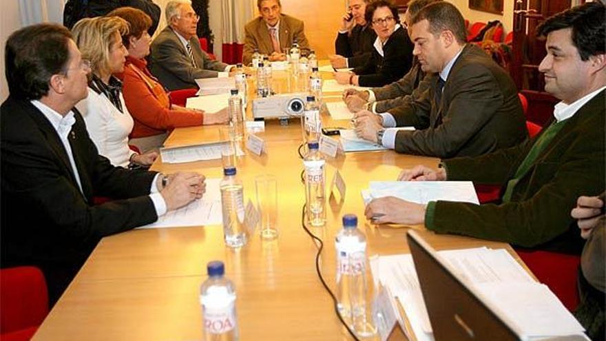 Carlos Mouriño, en el centro, preside uno de los consejos del Celta.