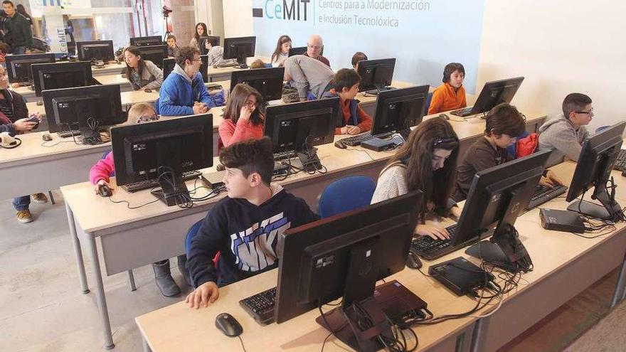 Talleres sobre internet para niños en La Molinera, Ourense.