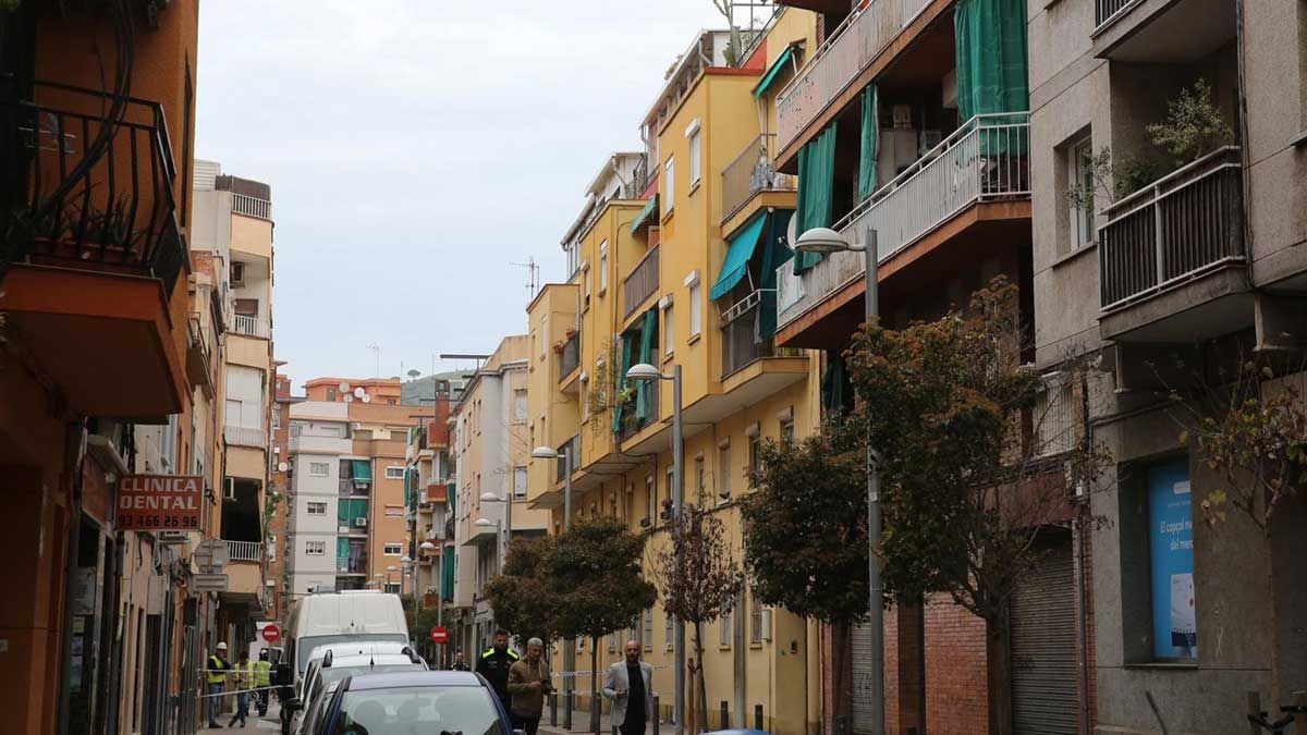 La calle de Santa Coloma en la que se ha producido el incendio