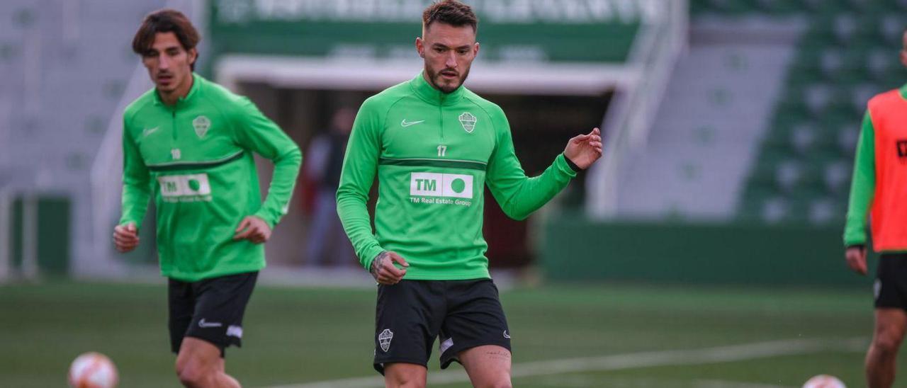 Josan y Pere Milla, durante el último entrenamiento del Elche de ayer por la tarde. | SONIA ARCOS/E.C.F.