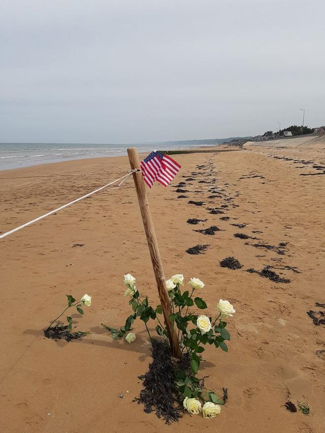 Rosas en recuerdo de los americanos caídos en Omaha Beach