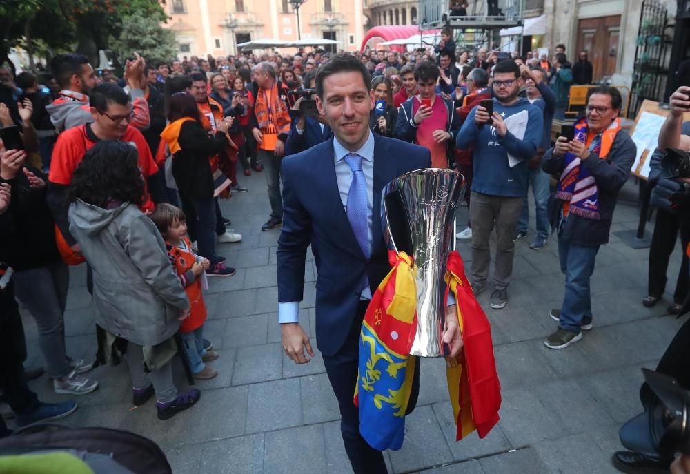 Celebración del triunfo en la Eurocup del Valencia Basket en València