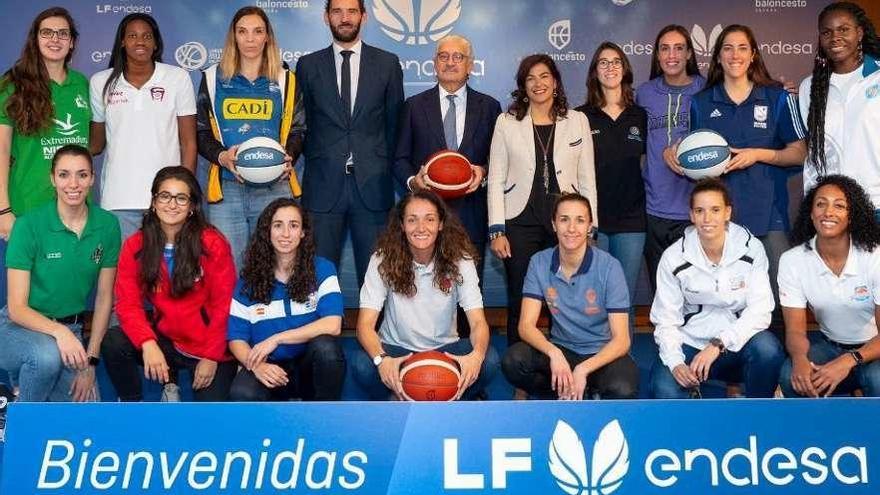 Las capitanas de los equipos de LF con Jorge Garbajosa en el Open Day.