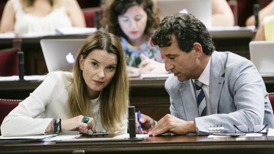 Marga Prohens habla con el líder del PP, Biel Company, durante un pleno del Parlament.