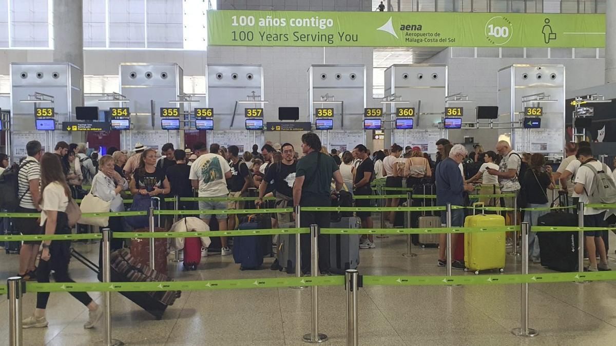Pasajeros aguardaban para facturar sus equipajes, este martes, en la principal terminal aeroportuaria de toda la comunidad autónoma andaluza.
