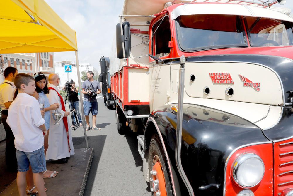 Procesión de camiones de la federación valenciana de empresarios de transporte