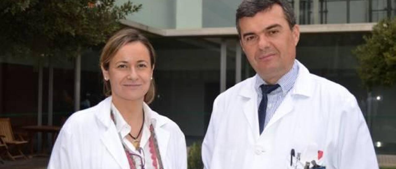 La doctora Isabel Tena, en el Hospital Provincial de Castelló, con otro doctor.