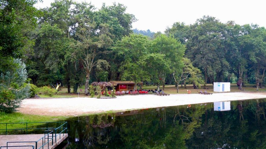 El ayuntamiento dota de más arena a la playa fluvial de Liñares