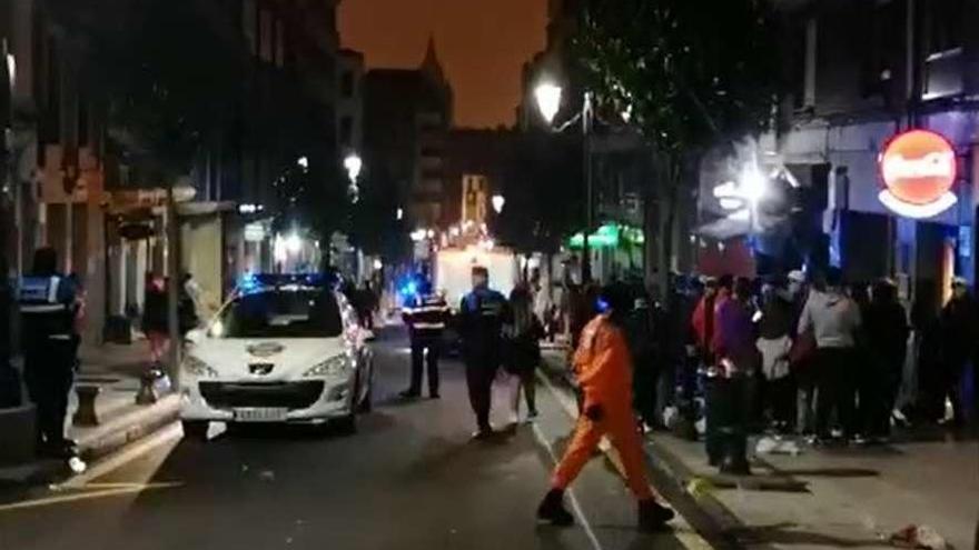 Un coche de la Policía Local, en la calle del Rosal la noche del sábado.