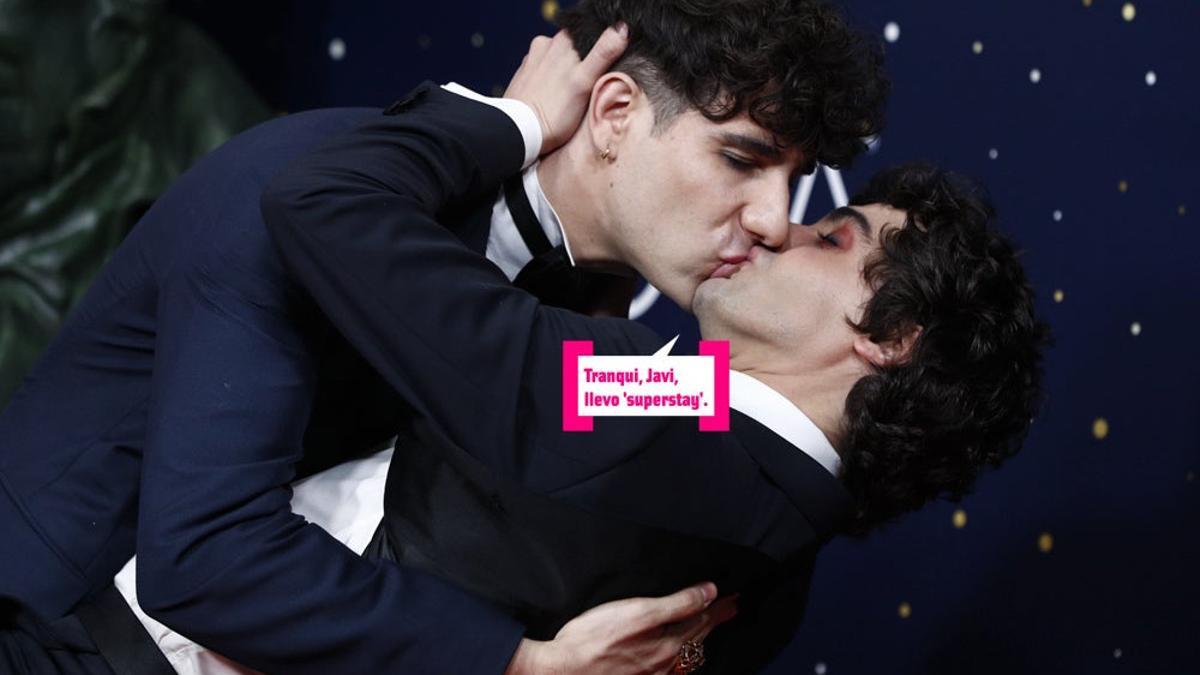 El beso de Javi Calvo y Javier Ambrossi en los Goya 2020