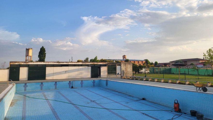 Muelas del Pan ofrece gratis la explotación del bar de la piscina