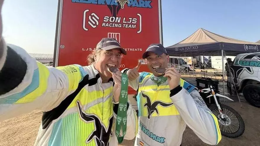 Llorenç Fluxá celebra su condición de ‘finisher’ del Dakar