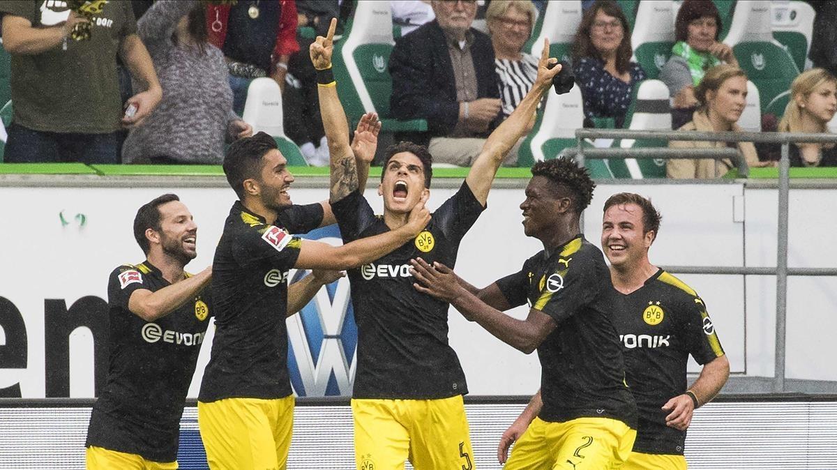 jcarmengol39737569 dortmund s spanish defender marc bartra  c  celebrates scori170819170103