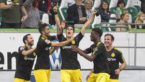 Bartra muestra el crespón negro tras marcar su gol.