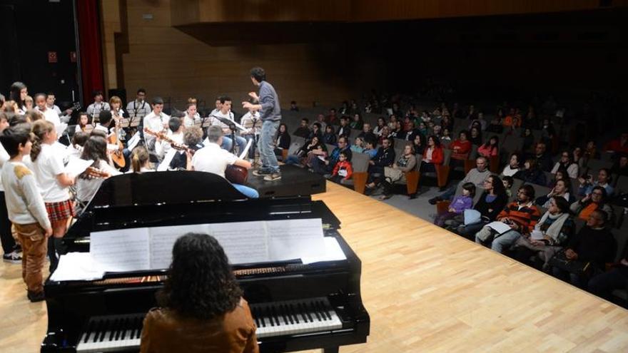 Alumnos en el concierto conjunto de los conservatorios de Cangas y Gondomar y de la Escuela Inocentes Camaño, en el Auditorio.