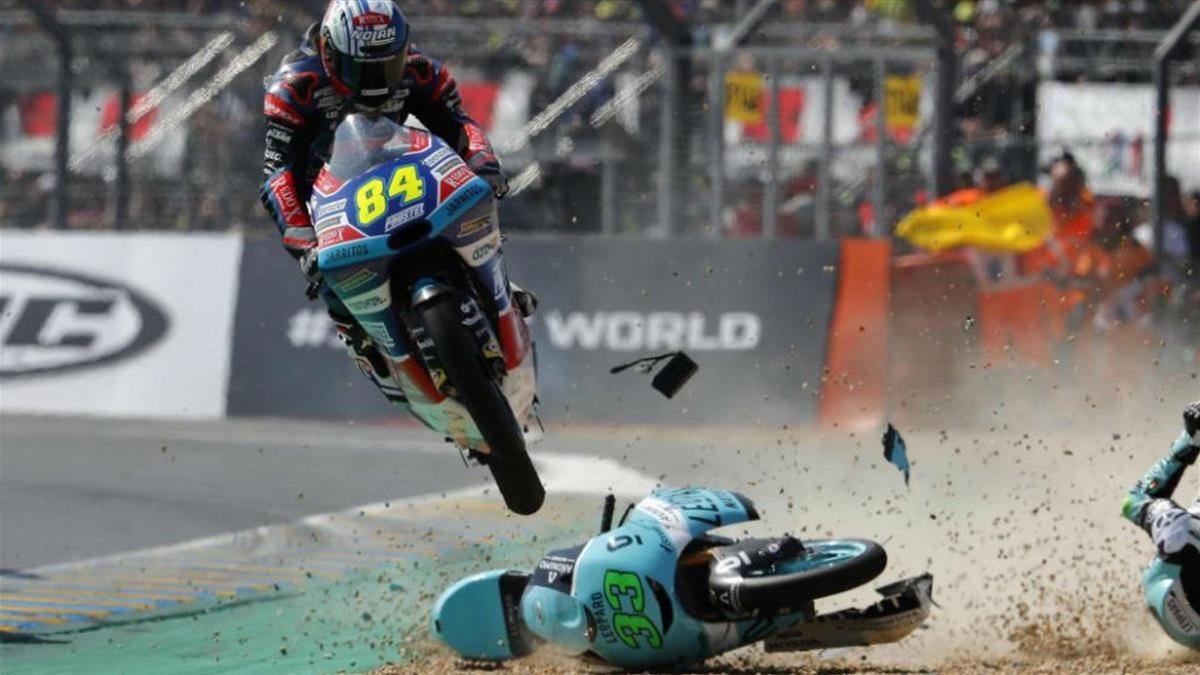 El checo Kornfeil salta por encima de la moto de Bastianini, en un espectacular accidente, el pasado domingo, en Le Mans.