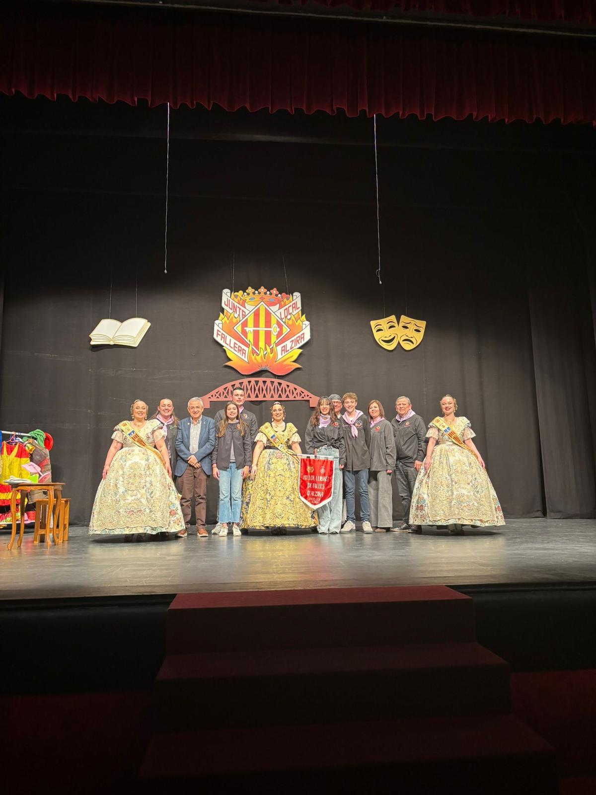 Los representantes de la Malva, al recoger el domingo el premio al mejor "llibret".