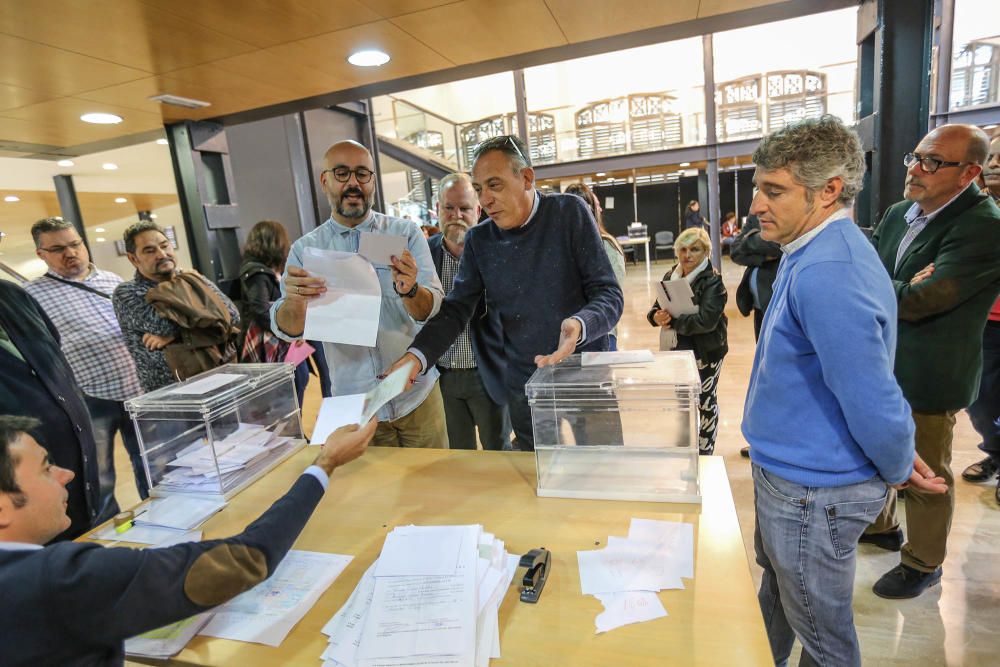 Instantes del recuento de votos en La Lonja