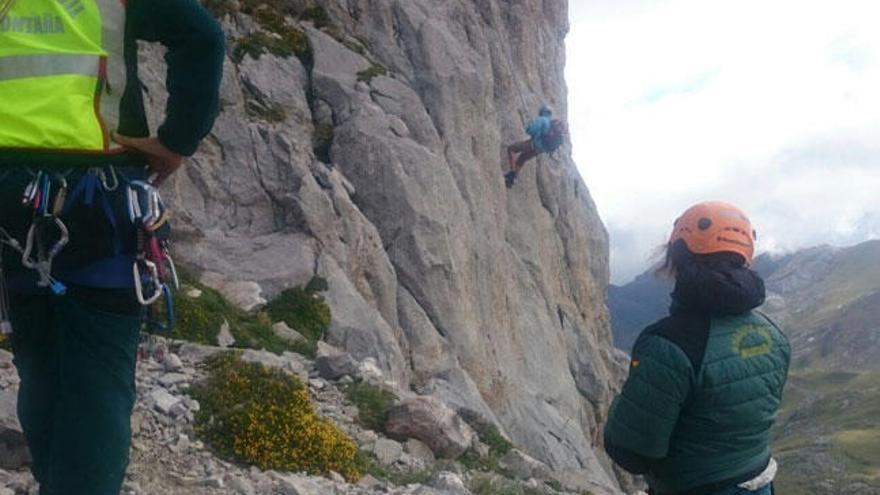 Efectivos de la Guardia Civil durante el rescate en Picos de Europa. // Guardia Civil