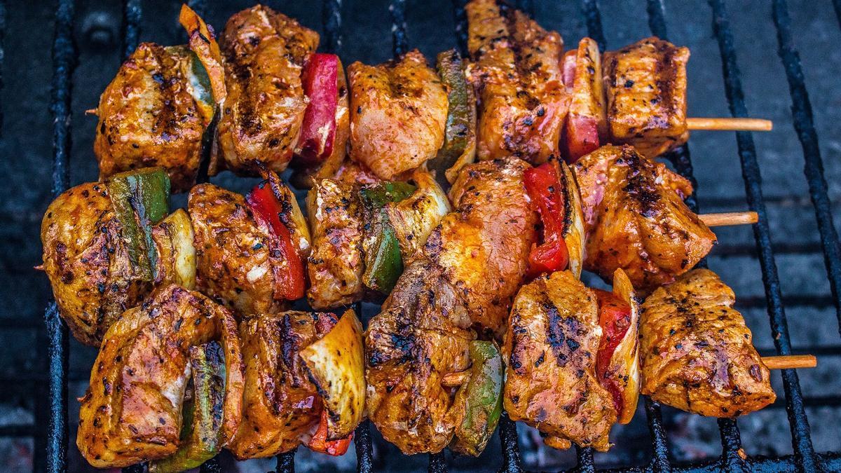 Recetas Lekue microondas: los utensilios de la marca te permitirán hacer recetas como brochetas de pollo al curry de una forma más saludable