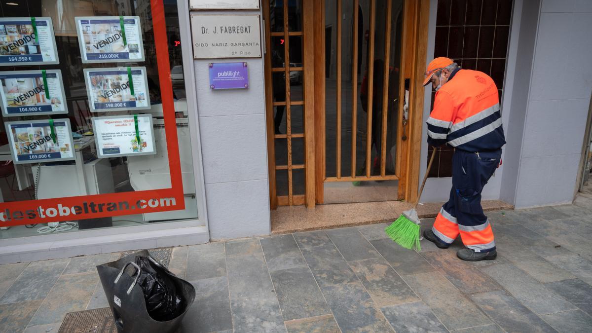 Bautista Prieto, del Grao de Castelló, durante una de las jornadas de trabajo en fiestas de la Magdalena.