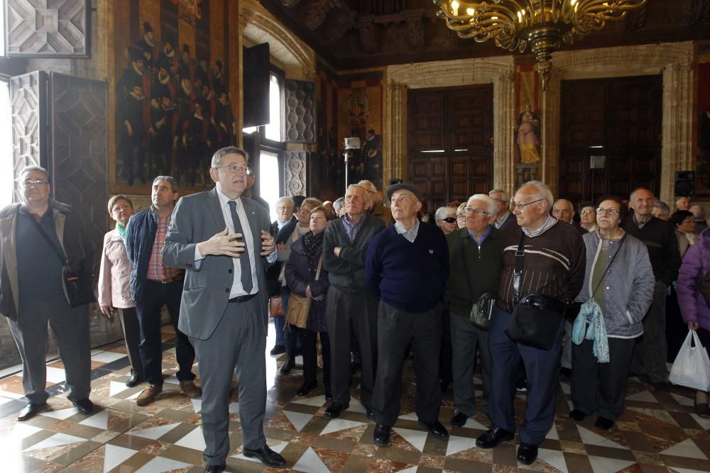 Vecinos de Morella, de visita en el Palau de la Generalitat