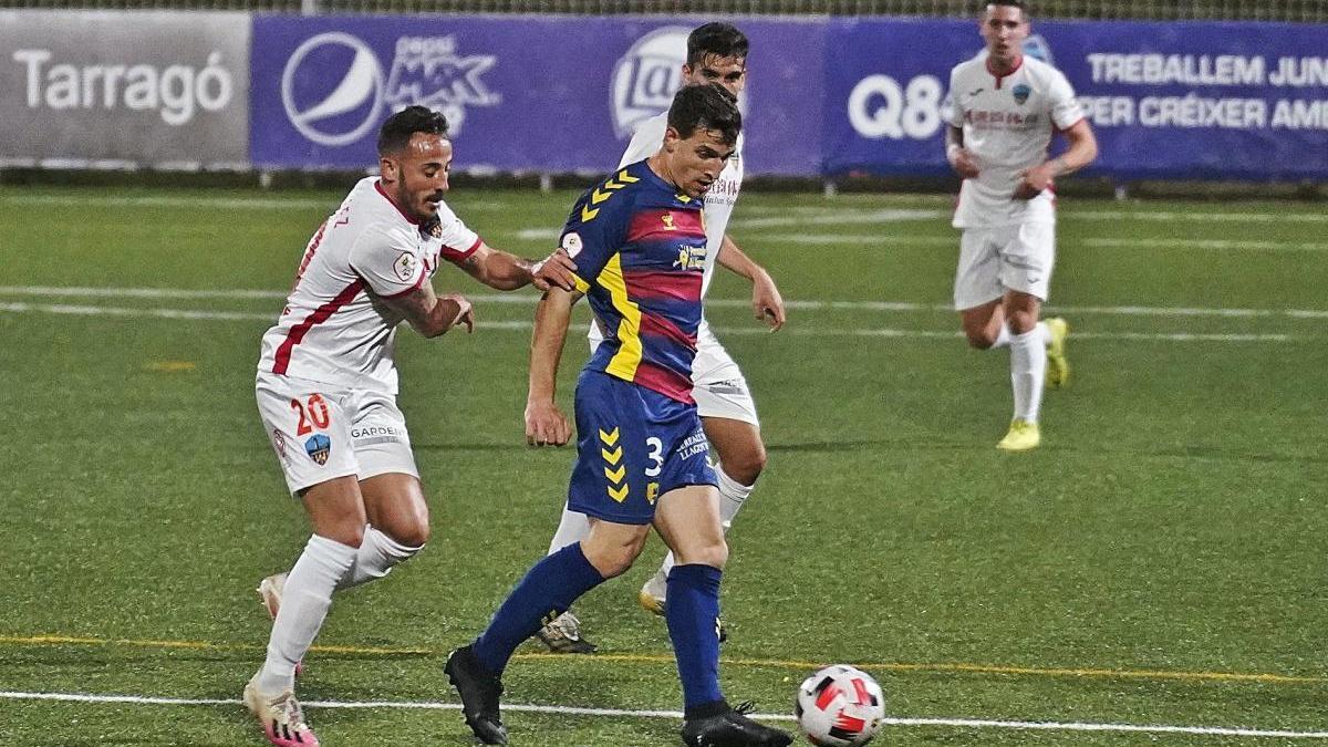 Bigas és pressionat per Álvaro González durant un moment del partit de dissabte passat contra el Lleida.